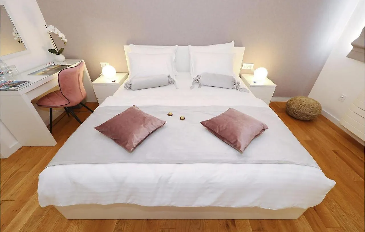 Villa South 자톤